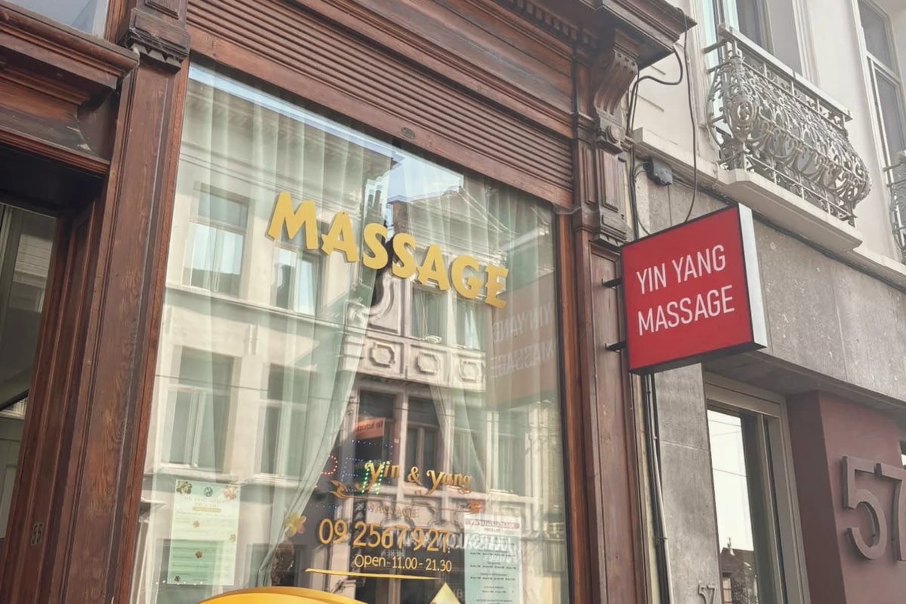 De groene gevel van het salon in de Burgstraat in Gent